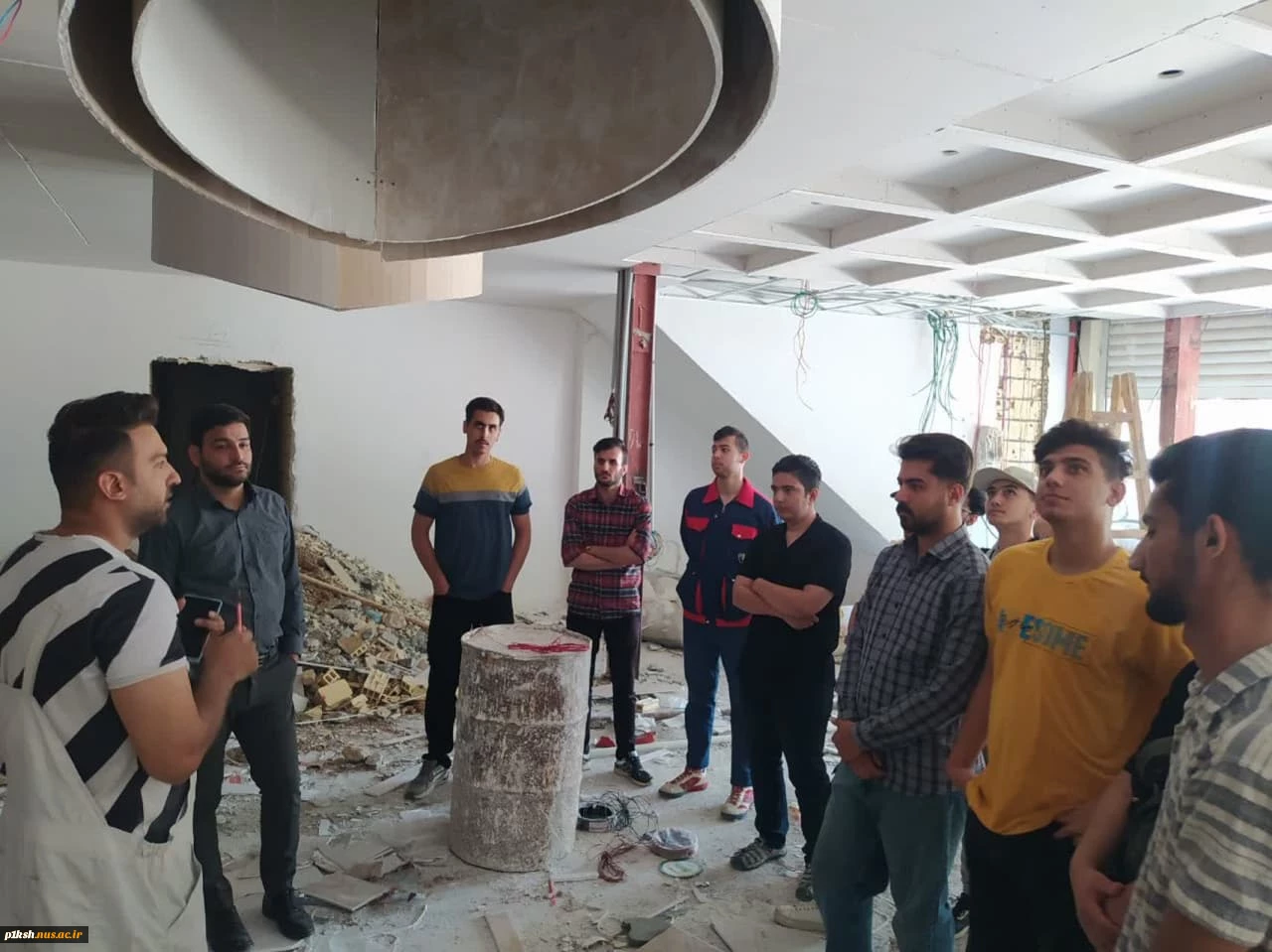 درادامه تورهای علمی پژوهشی صورت گرفت:
بازدید دانشجویان رشته عمران از پروژه های لوکس دکوراسیون داخلی در خیابان کسری کرمانشاه